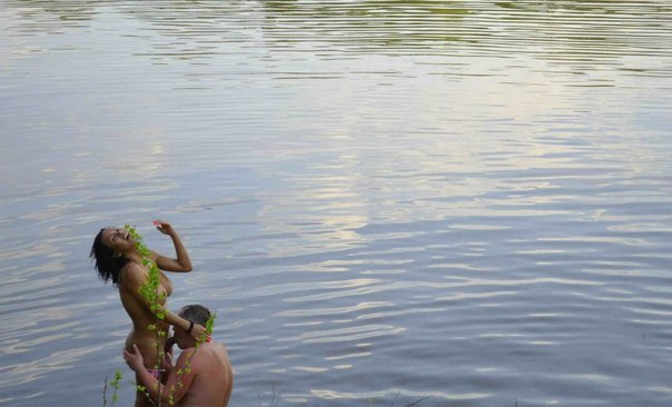 Грудастая баба возле озера отсосала у мужика 1 фотография