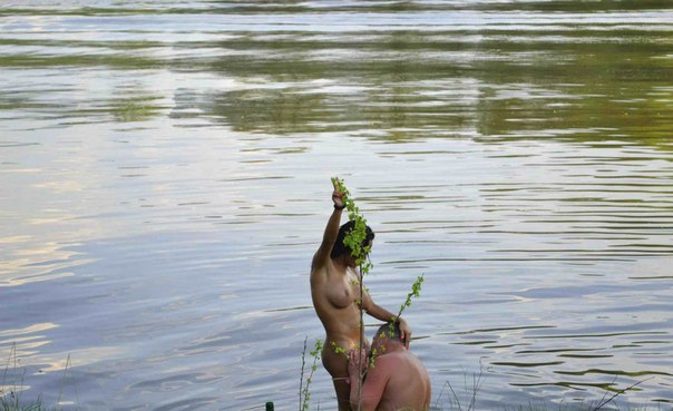 Грудастая баба возле озера отсосала у мужика 5 фотография