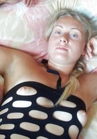 Блондинка приоделась в сетчатый костюм на голое тело 6 фото