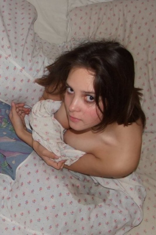 Студентка лежит в постели обнаженная 2 фотография