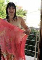 Крестьянка развлекается в доме и на природе 17 фото