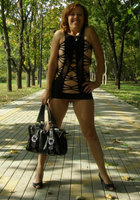 Развратная мамка светит в парке писькой и сиськами 2 фото Развратная мамка светит в парке писькой и сиськами 2 фото