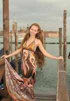 Молодая ню модель в жизни и на профессиональных съемках 5 фото Молодая ню модель в жизни и на профессиональных съемках 5 фото