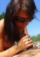 Во время прогулки на природе девушка нашла член для минета 27 фото