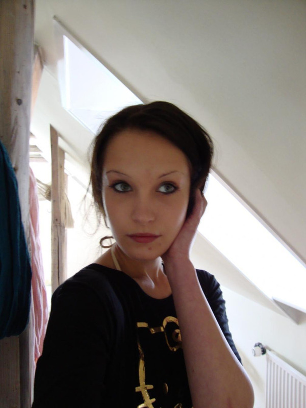 Темноволосая развратница предстает в разных нарядах 1 фотография