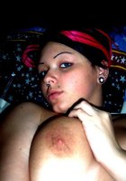 Девушка эмо с большими дойками делает селфи, сося пальчик 3 фото Девушка эмо с большими дойками делает селфи, сося пальчик 3 фото