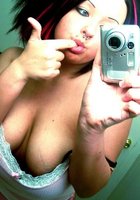 Девушка эмо с большими дойками делает селфи, сося пальчик 2 фото Девушка эмо с большими дойками делает селфи, сося пальчик 2 фото