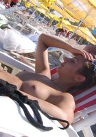 Смазливые подруги отдыхают на пляже в трусиках 25 фото