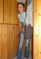 Курящая телка показывает волосатую вагину 2 фото Курящая телка показывает волосатую вагину 2 фото