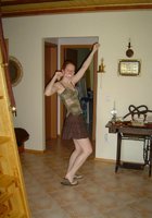 Молодая пара активно проводит отдых на море 14 фото