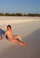 Голые мамки с мужьями позируют на нудистских пляжах 8 фото Голые мамки с мужьями позируют на нудистских пляжах 8 фото