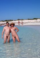 Голые мамки с мужьями позируют на нудистских пляжах 4 фото Голые мамки с мужьями позируют на нудистских пляжах 4 фото