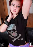 Красноволосая неформалка красуется голым телом на черном диване 4 фото Красноволосая неформалка красуется голым телом на черном диване 4 фото