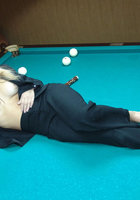 Голая девушка сидит на бильярдном столе 6 фото Голая девушка сидит на бильярдном столе 6 фото