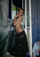 Худенькая студентка фотографирует голую грудь на диване 7 фото