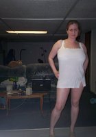 Толстая мама позирует в ночнушках и показывает натуральные дойки 21 фото