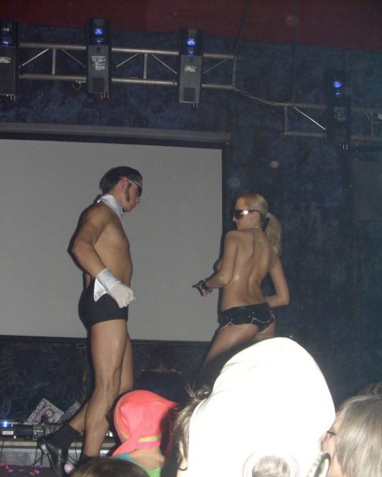 Обнаженная блондинка позирует на яхте, раздвинув ножки 16 фотография