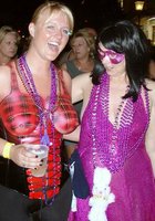 Зрелые бабы показывают большие сиськи на публичном мероприятии 9 фото