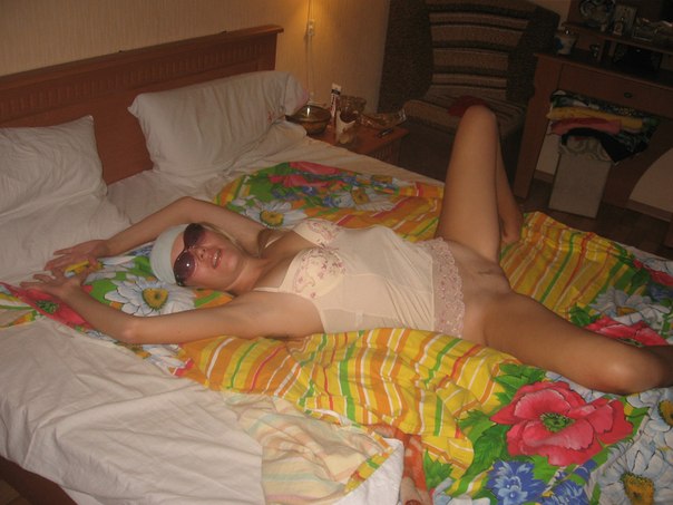 Тома в майке и без трусов 16 фотография