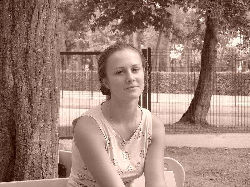 Голая блондинка с большими сиськами плавает в озере 20 фотография