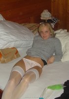 Блондинка шалит на двуспальной кровати в белых чулках 6 фото Блондинка шалит на двуспальной кровати в белых чулках 6 фото