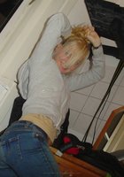 Блондинка шалит на двуспальной кровати в белых чулках 1 фото Блондинка шалит на двуспальной кровати в белых чулках 1 фото