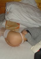 Блондинка шалит на двуспальной кровати в белых чулках 7 фото Блондинка шалит на двуспальной кровати в белых чулках 7 фото