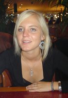 Блондинка шалит на двуспальной кровати в белых чулках 4 фото Блондинка шалит на двуспальной кровати в белых чулках 4 фото