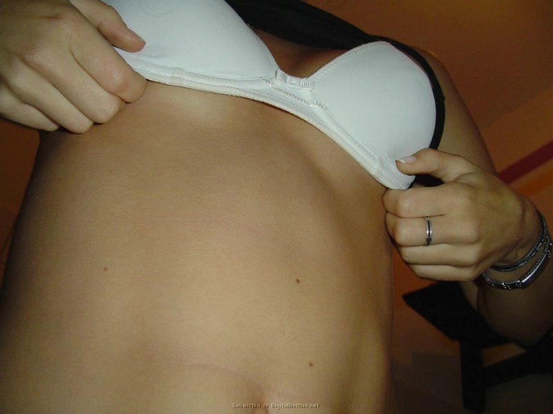 Блондинка шалит на двуспальной кровати в белых чулках 3 фотография