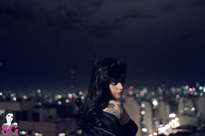 Брюнетка с татуировками хвастается на крыше дома голым телом 28 фотография