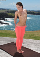 Гимнастка занимается йогой на открытой террасе 1 фото Гимнастка занимается йогой на открытой террасе 1 фото