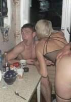 Блонда грешит на кухне одновременно с двумя ухажерами 6 фото Блонда грешит на кухне одновременно с двумя ухажерами 6 фото