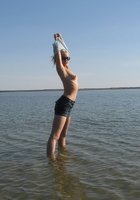 Откровенная блондинка демонстрирует свои способности 17 фото Откровенная блондинка демонстрирует свои способности 17 фото