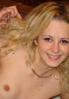 Блонда умеющая садиться на шпагат позирует дома в белых чулках 16 фото Блонда умеющая садиться на шпагат позирует дома в белых чулках 16 фото