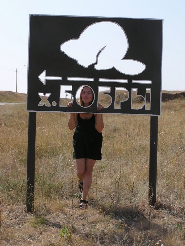 Молодая девушка хвастается откровенными снимками с голыми дойками на отдыхе 8 фотография