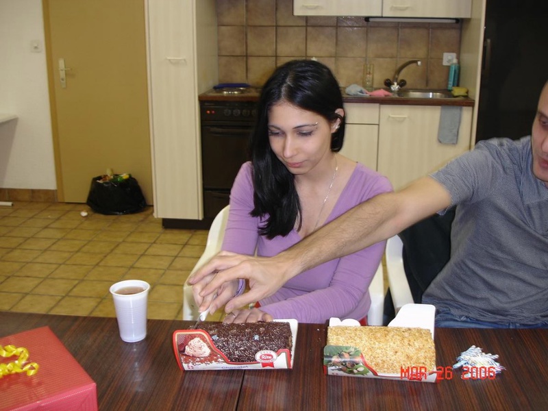 Грудастая мама снимает белье перед любовником в отеле и на море 3 фотография