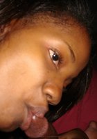 Шоколадка трахается и отсасывает у своего партнера 7 фото