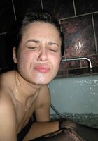 Женщина демонстрирует сперму в промежности 8 фото