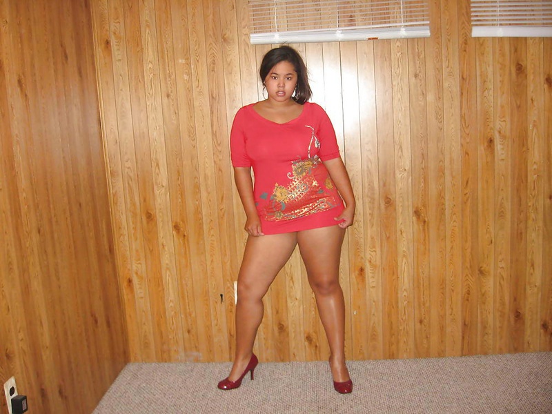 Толстущая азиатка оголила огромную жопу и большие сиськи 1 фотография