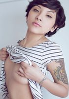 Привлекательная азиатка в розовых чулочках позирует обнажённой 1 фото