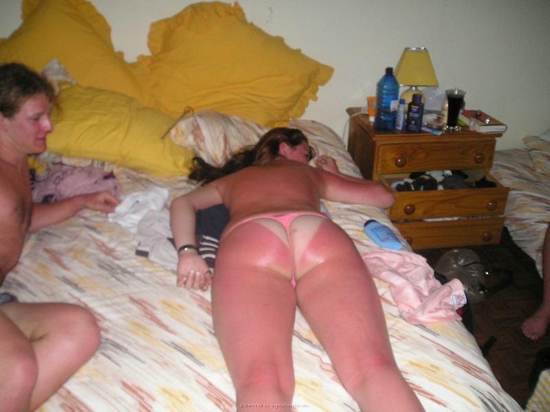 Весёлая компания отдыхает на море 12 фотография