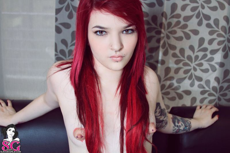 Молоденькая телка с красивыми сосками на грудях 22 фотография