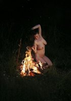 Пышка танцует возле костра 14 фото Пышка танцует возле костра 14 фото