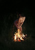 Пышка танцует возле костра 8 фото Пышка танцует возле костра 8 фото