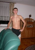 Молодая пара любит трахаться дома 22 фото