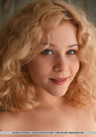 Кудрявая блондинка в серых чулках показывает голую киску 18 фото Кудрявая блондинка в серых чулках показывает голую киску 18 фото