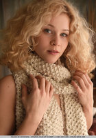 Кудрявая блондинка в серых чулках показывает голую киску 1 фото Кудрявая блондинка в серых чулках показывает голую киску 1 фото