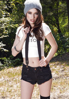 Моделька с красивой фигурой позирует в лесу голышом 1 фото Моделька с красивой фигурой позирует в лесу голышом 1 фото