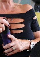 Стройная мамка в черным платье оголила буфера и раздвинула ноги на кресле 14 фото Стройная мамка в черным платье оголила буфера и раздвинула ноги на кресле 14 фото