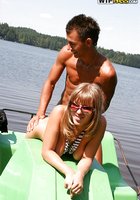 На берегу водоема телка в очках сношается с мулатом и его белым другом 8 фото На берегу водоема телка в очках сношается с мулатом и его белым другом 8 фото